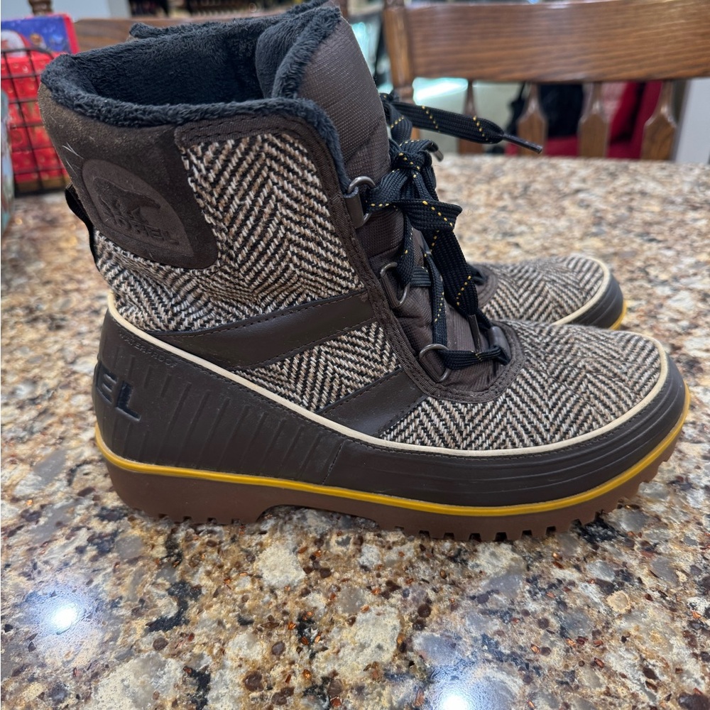 Sorel Herringbone Patterned Boots with Brown and Yellow Accents 🥾